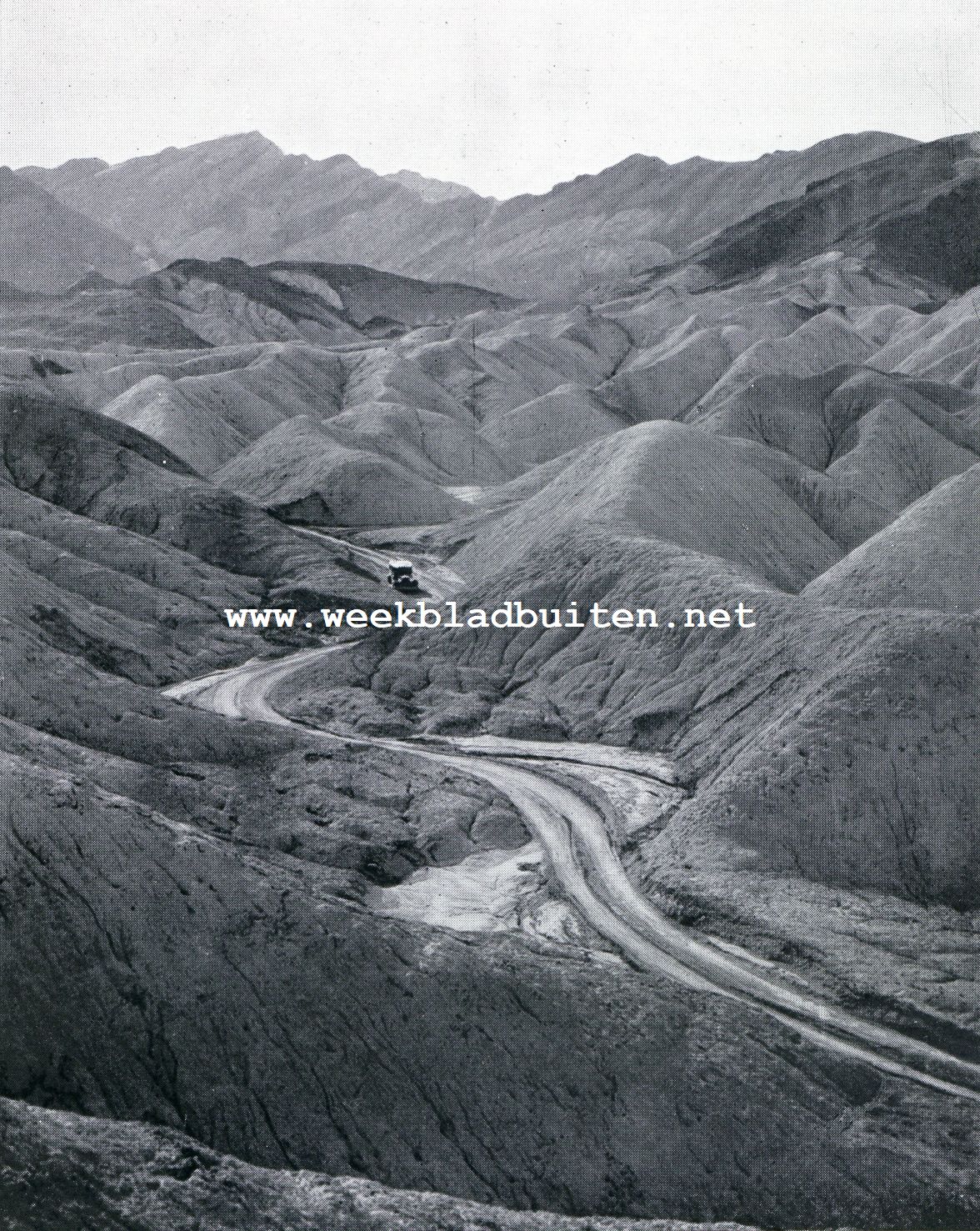 Een autoweg door een canyon in Californi