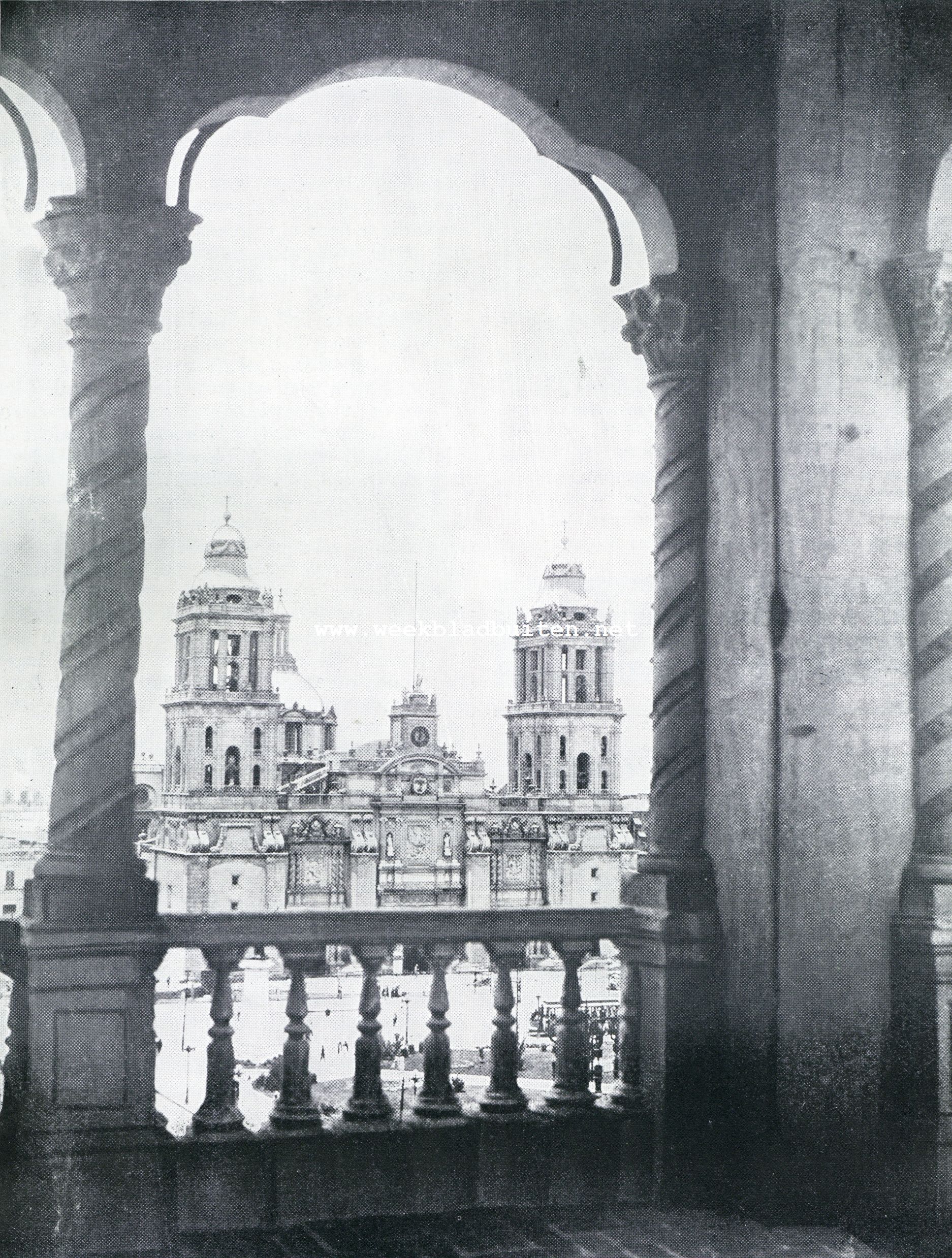 Gezicht van de galerij van het Stadhuiste Mexico-City op de Kathedraal