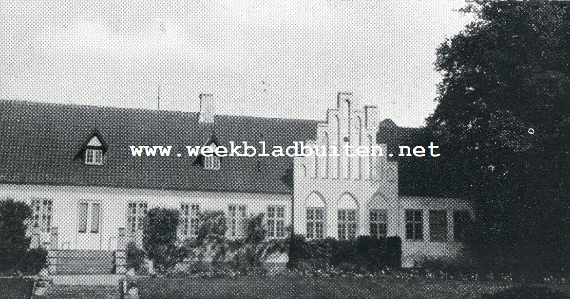 Ronnebaeksholm. Facade aan het park. Rechts de oude linde. Toft's steen boven het middelste raam onder den trapgevel