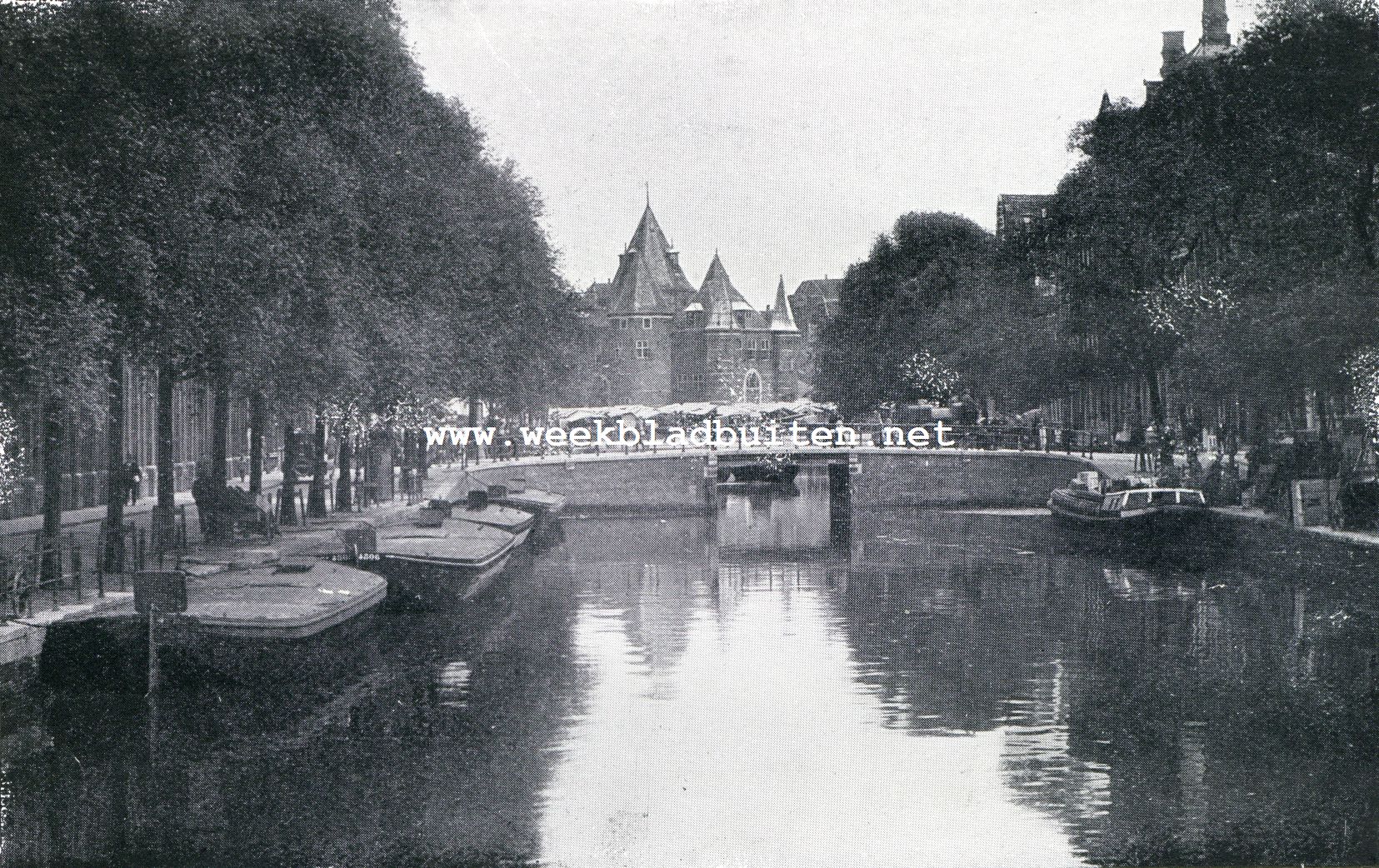 Gezicht op Nieuwmarkt en Waag te Amsterdam