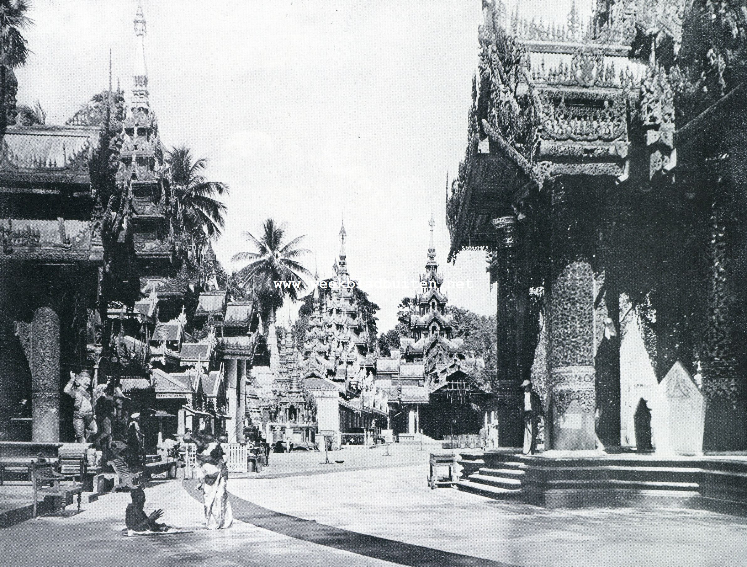Beelden uit Siam. De Shwe Dagoon tempel te Rangoon