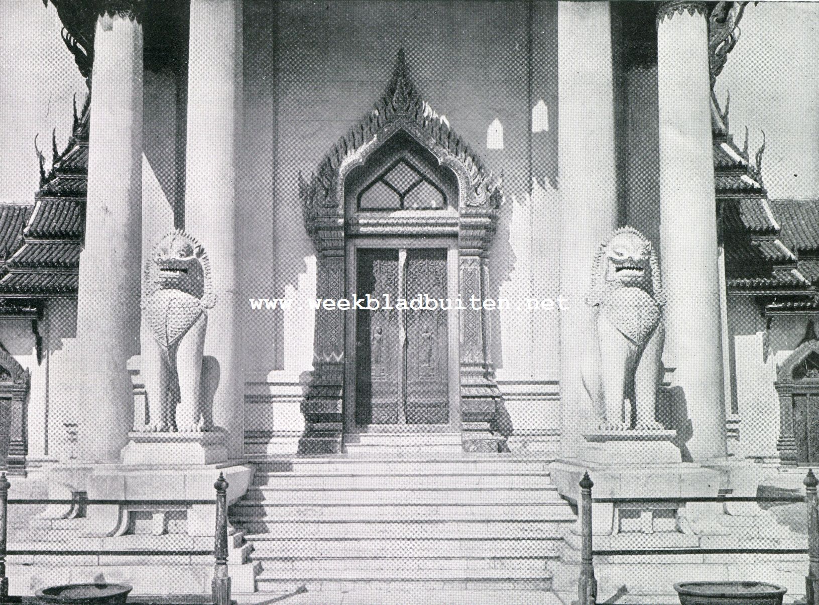 Beelden uit Siam. Hoofdingang van den tempel Wsat Benchama Bopitrs te Bangkok
