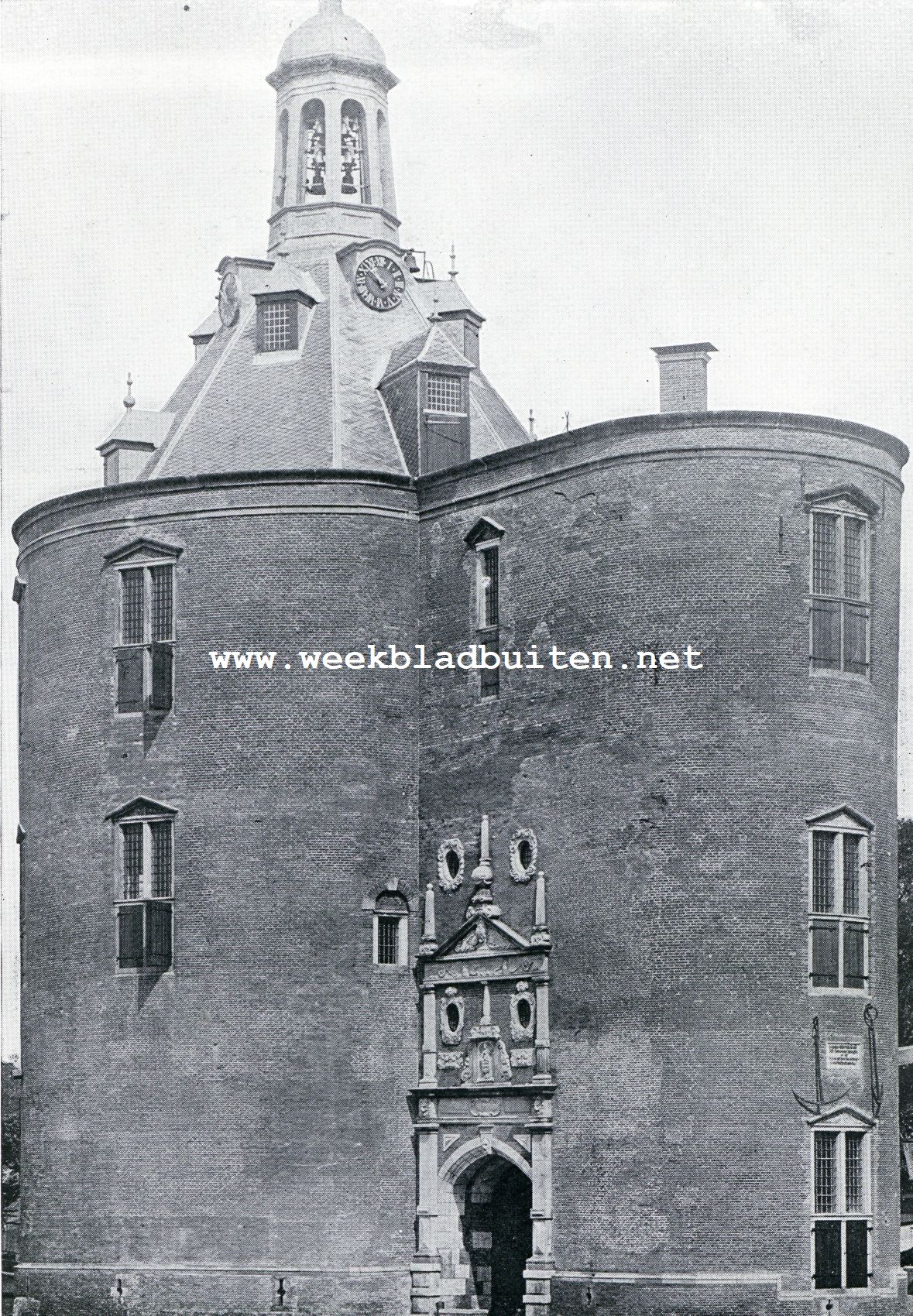 Het feestelijk afscheid van de Zuiderzee. De Drommedaris te Enkhuizen. Zeezijde