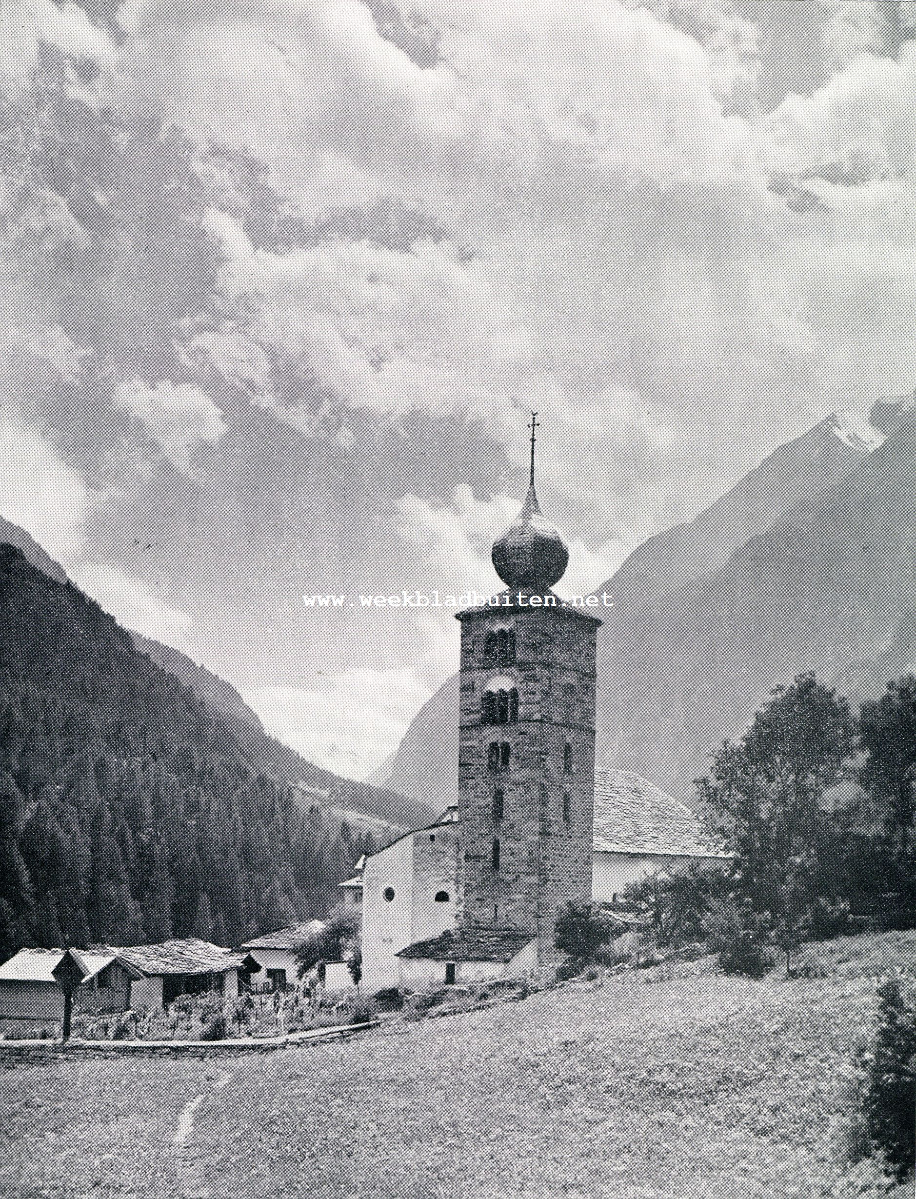 Het oude kerkje van Sankt Niklaus in het Berner Oberland op den achtergrond de Klein Matterhorn