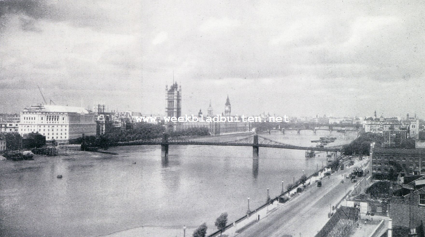 Bruggen over de Theems. De Lambeth Suspension Brifge over de Theems bij de Houses of Parliament. Aan de overzijde het nieuwe gebouw van The Imperial Chemical Industries