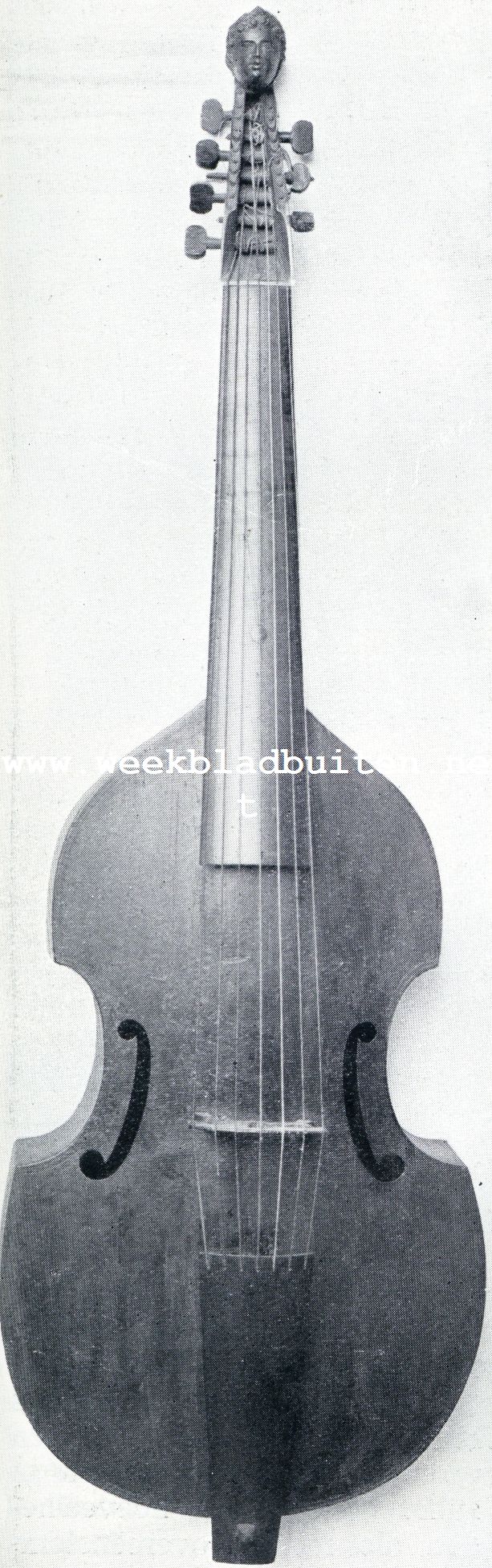 De nieuwe Muziekinstrumenten-zaal in het Rijksmuseum. Viola da Gamba uit de 17de eeuw