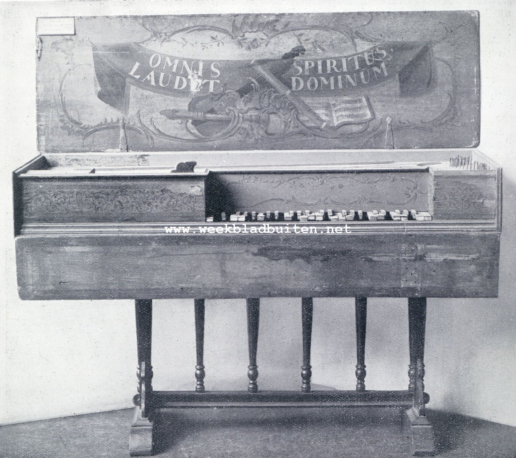 De nieuwe Muziekinstrumenten-zaal in het Rijksmuseum. Spinet uit 1643. Beschildering midden 18de eeuw