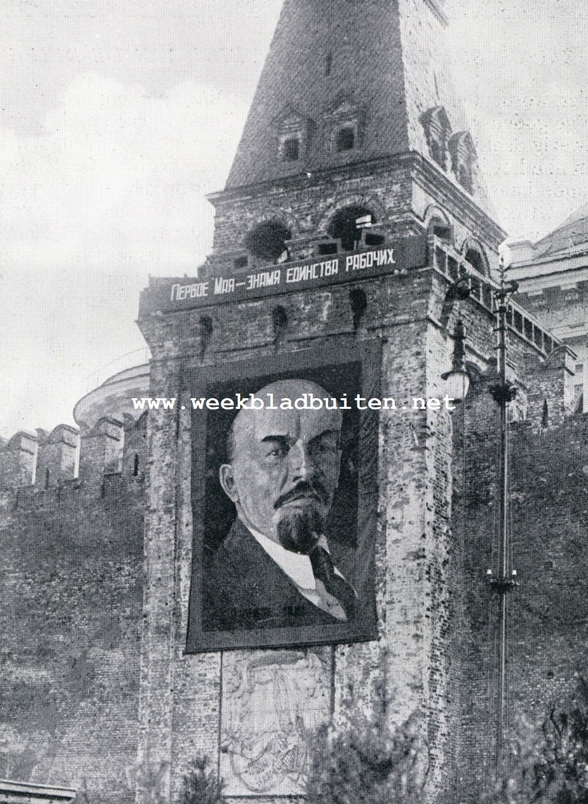 Lenin als mensch en symbool. Het portret van Lenin op een muur van het Kremlin aan het Roode Plein te Moskou