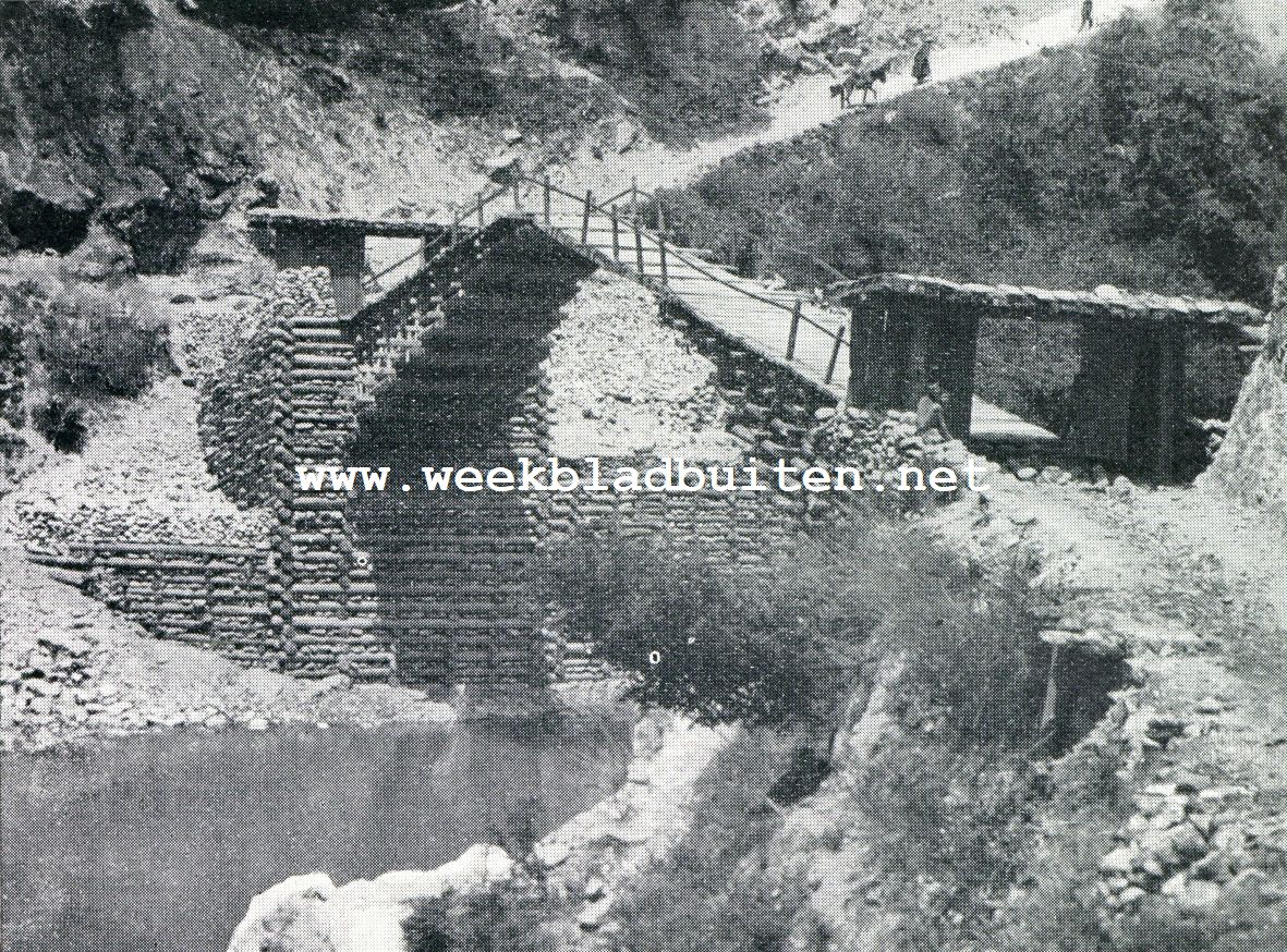 Een rieten brug aan de grens van Tibet