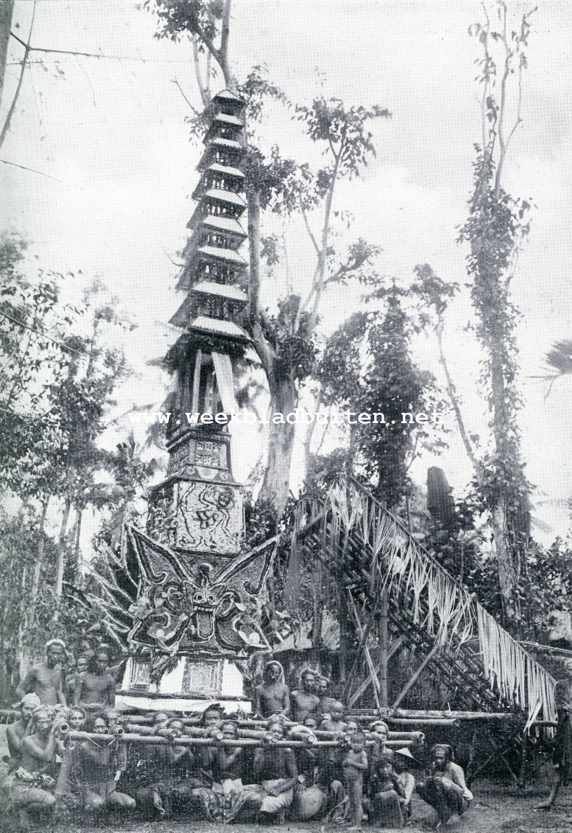 Lijkverbranding op Bali. Lijktoren in een processie bij een lijkverbranding