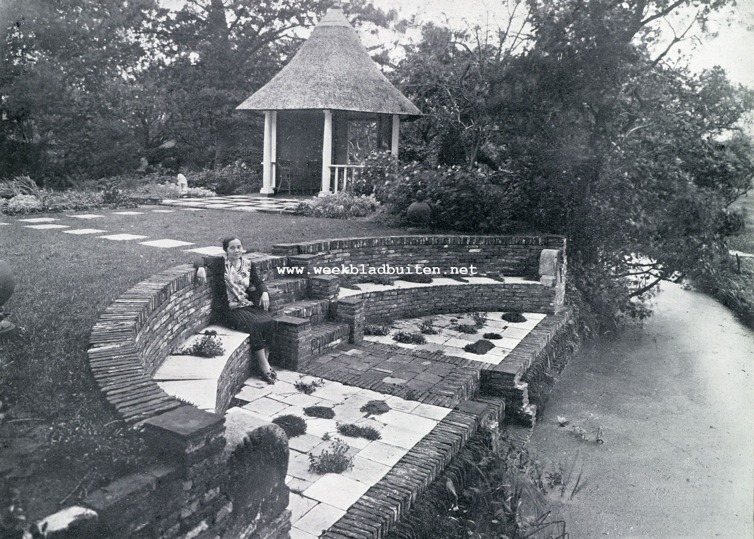De tuin van Huize Buitenlust te Oud-Loosdrecht. Huize Buitenlust. De bank bij de moerasplanten en den koepel
