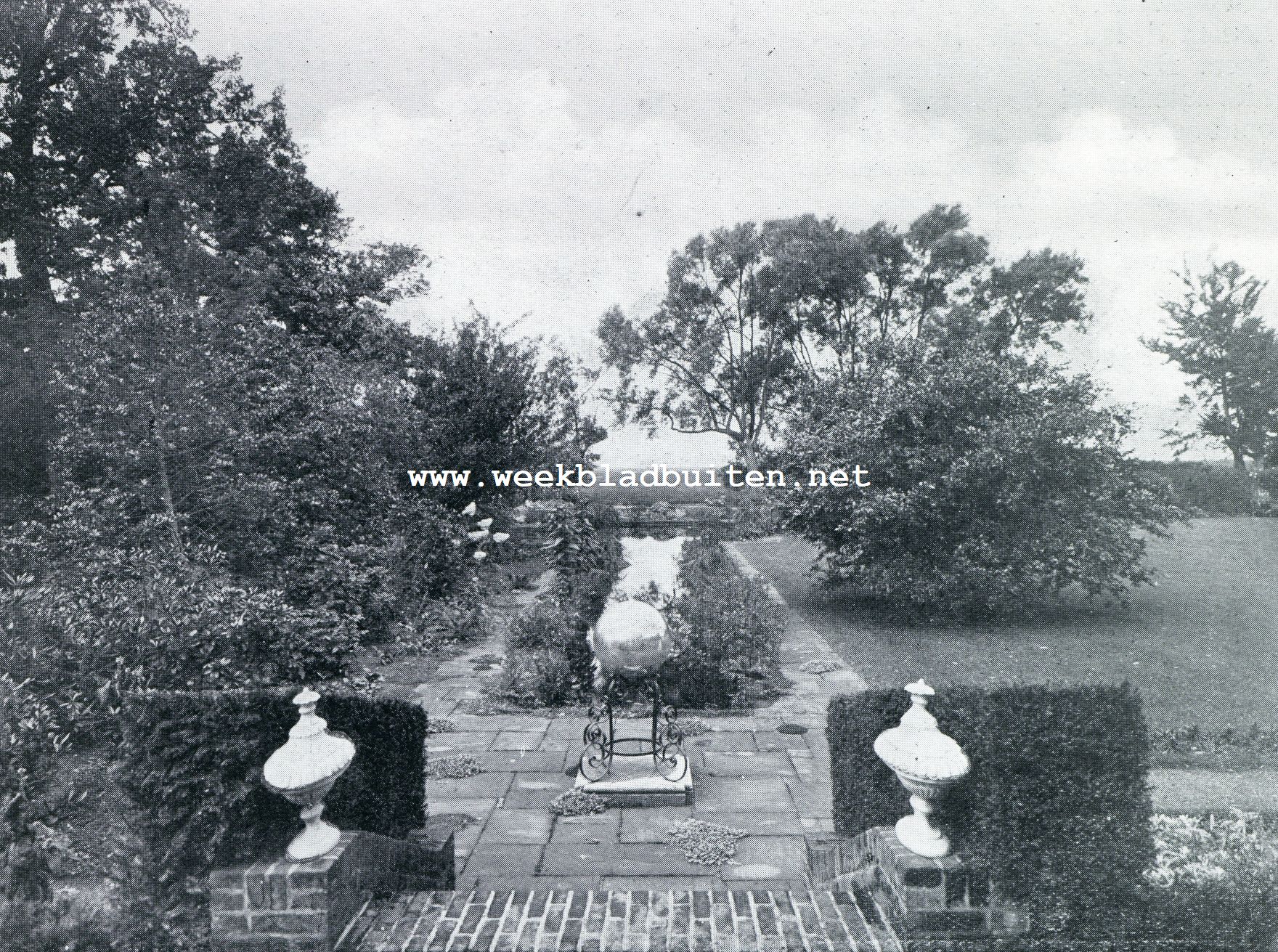 De tuin van Huize Buitenlust te Oud-Loosdrecht. Huize Buitenlust. De tuin vanaf het huis gezien