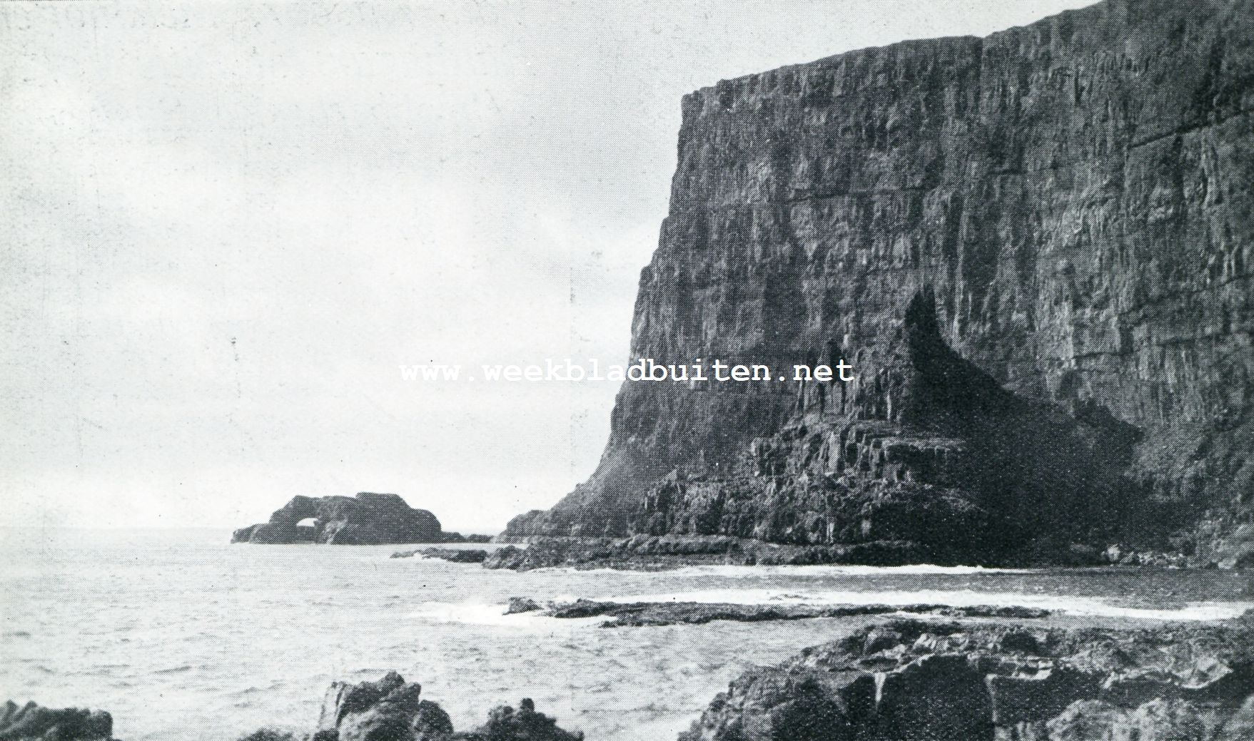 DE FAEROER. AAN DEN WESTKANT VAN HET EILAND SUDERO. KLIPPEN MET ROTSPOORT