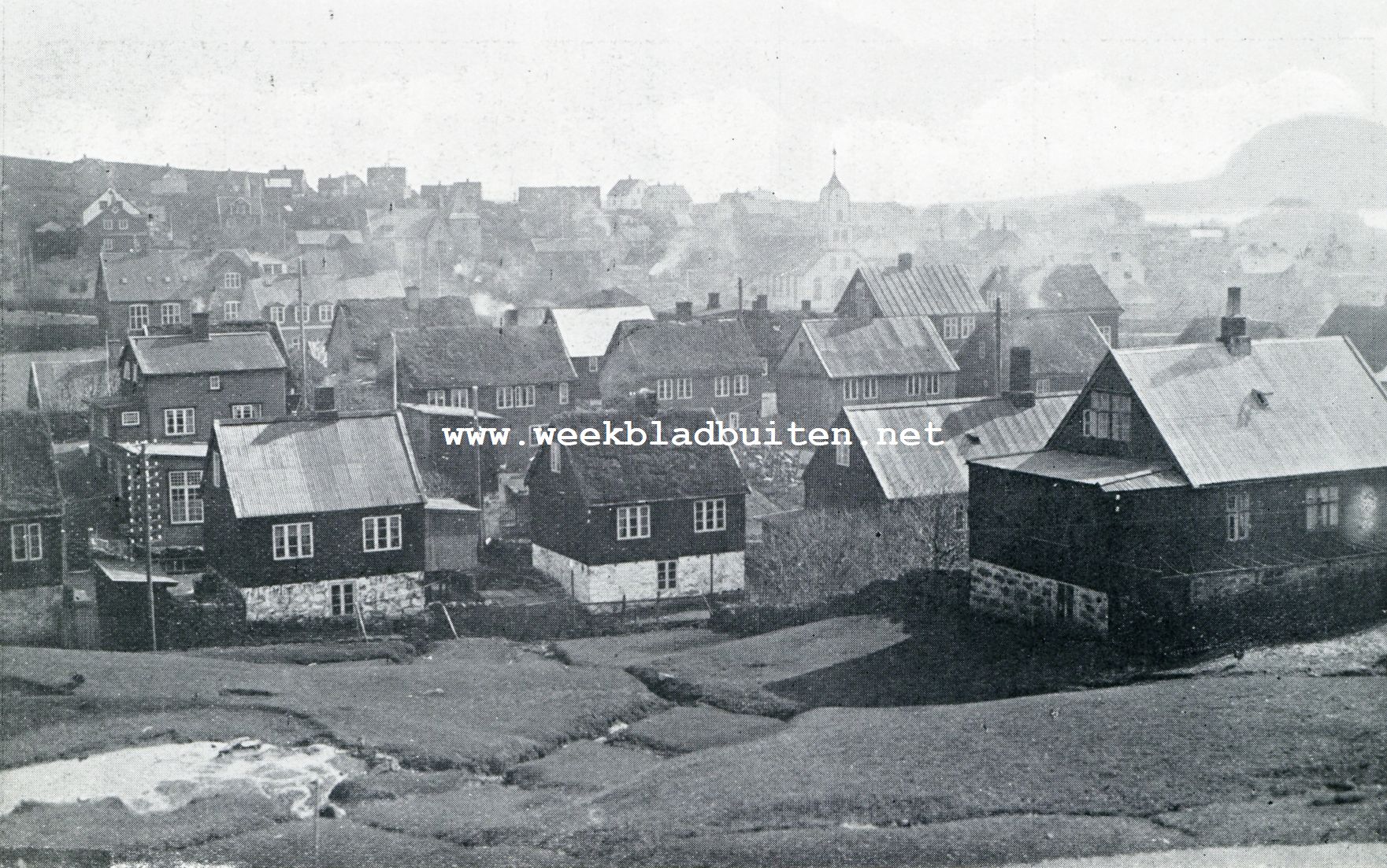 DE FAEROER. THORSHAVN, VANUIT HET ZUIDEN GEZIEN