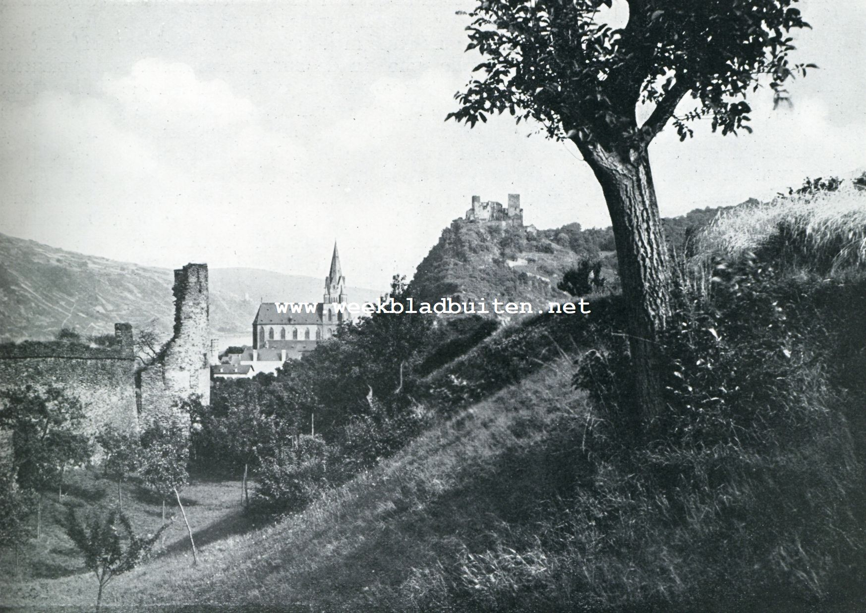 OBERWESEL. OP DEN ACHTERGROND ONZE LIEVE VROUWEKERK EN DE SCHNBURG