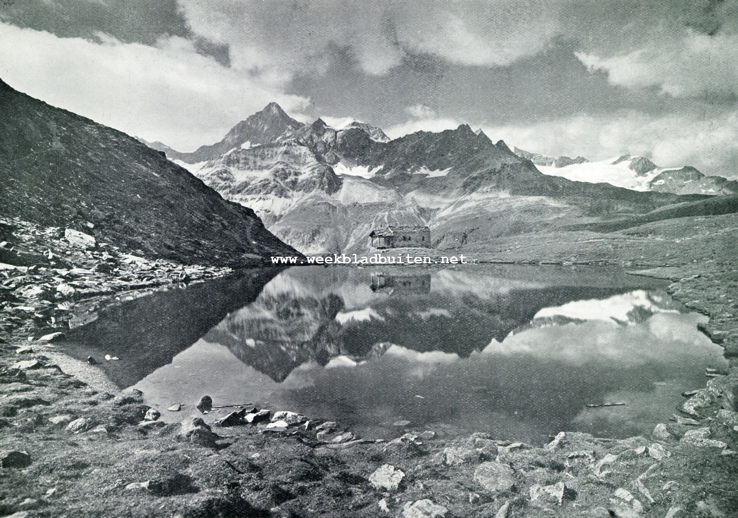 IN HET BERNER OBERLAND. DE SCHWARZSEE BIJ ZERMATT. OP DEN ACHTERGROND DE OBERGABELHORN, AAN DEN VOET HIERVAN EEN KAPEL