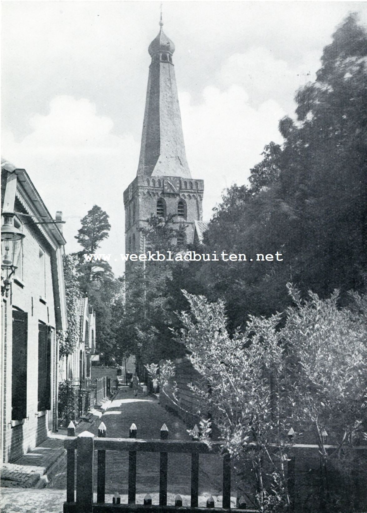 BARNEVELD. DE TORENSTRAAT, MET GEZICHT OP DEN JAN VAN SCHAFFELAARSTOREN