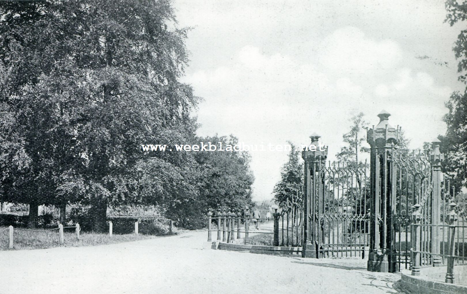 BARNEVELD. TOEGANGSHEK TOT KASTEEL DE SCHAFFELAAR LINKS DE STATIONSWEG