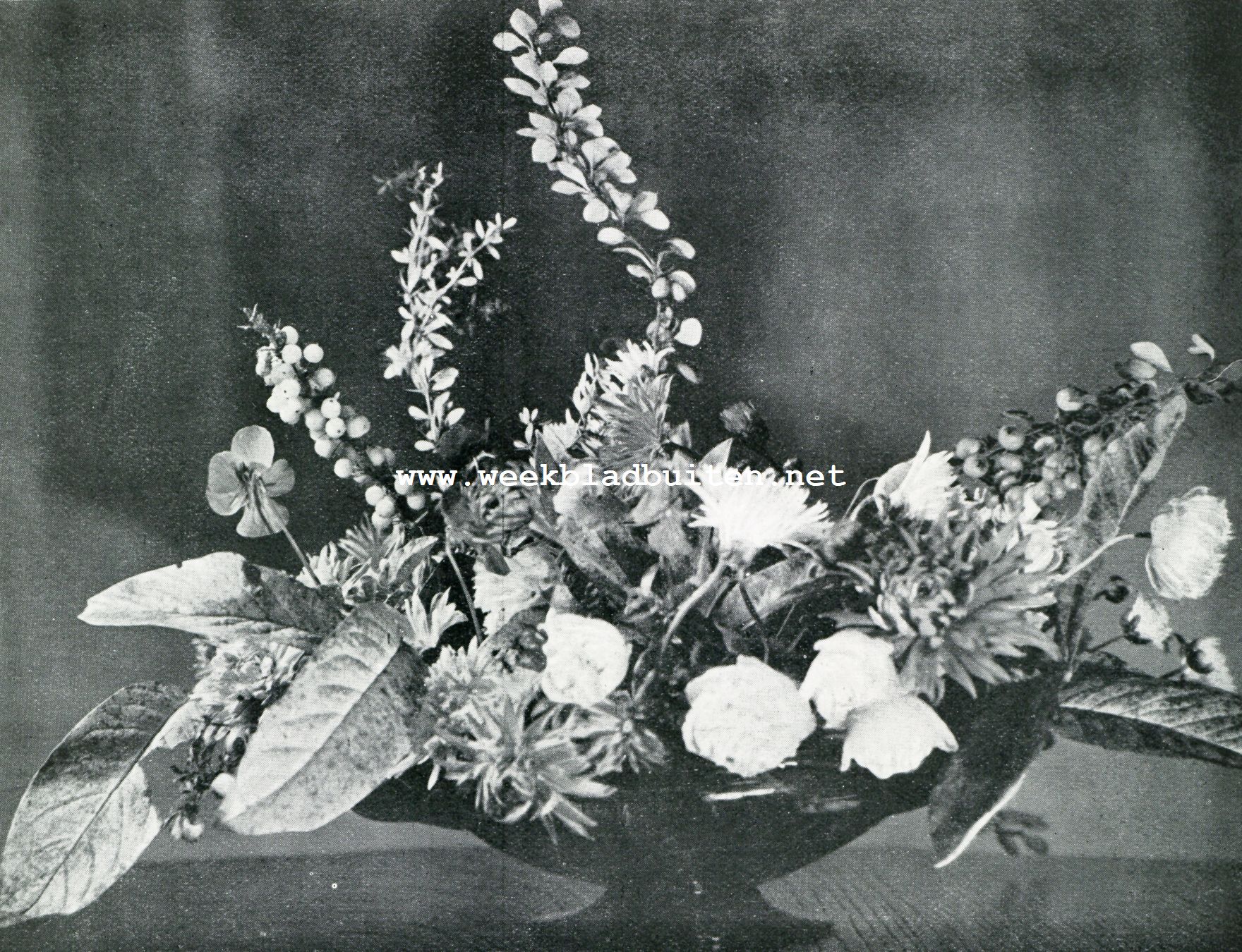 HERFSTSCHAAL MET BESDRAGENDE TAKKEN EN BLOEMEN IN MATTE HERFSTTINTEN MET GOUDGEEL BLAD