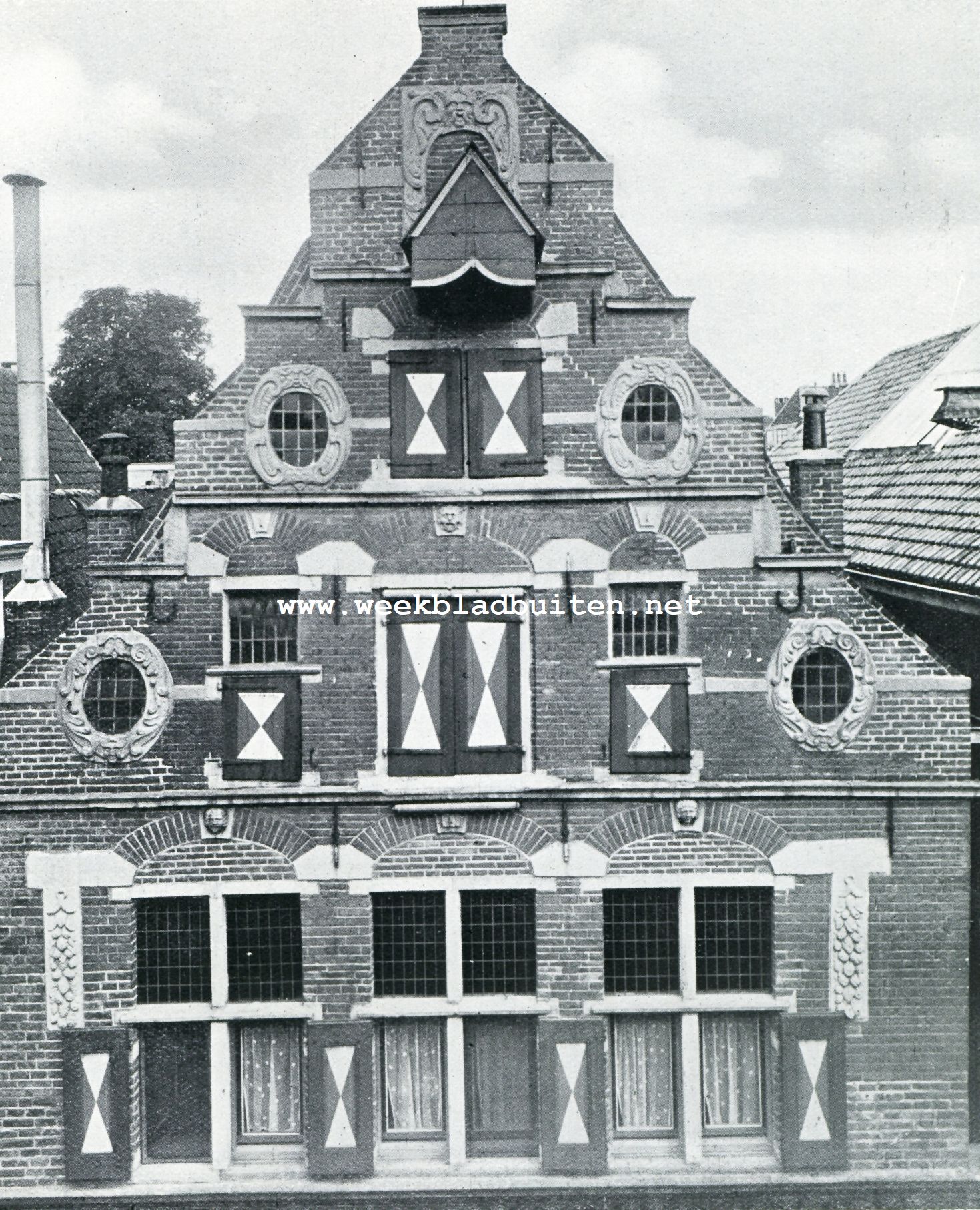 HUIS IN DE KORTE BISSCHOPSSTRAAT MET BAROKGEVEL