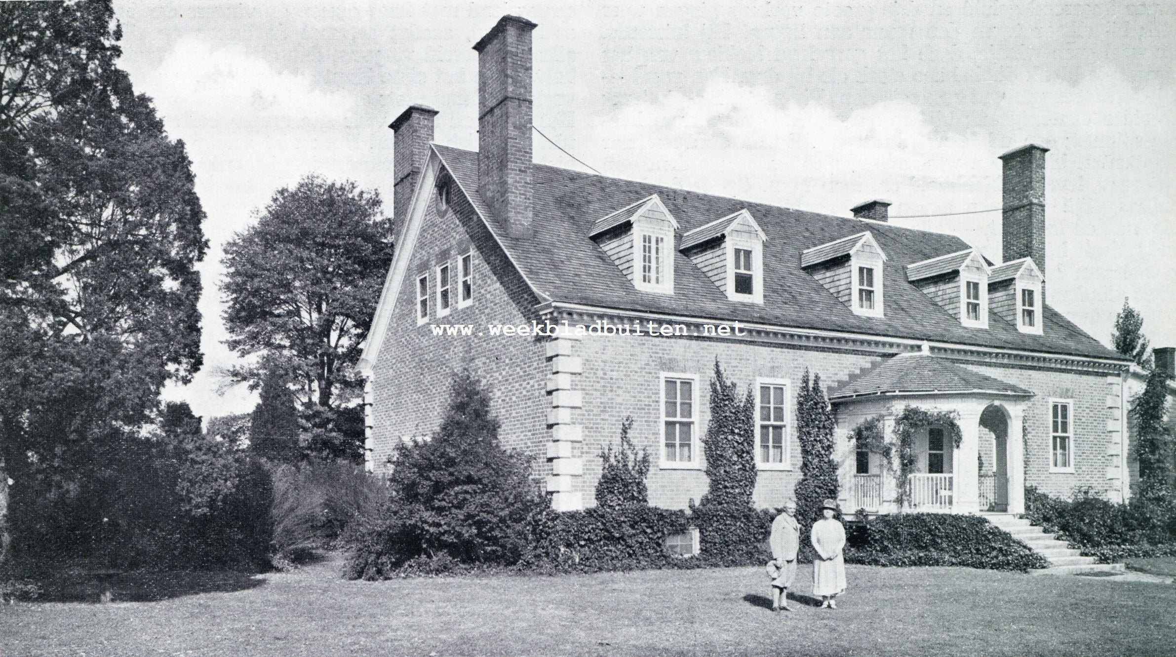 EEUWENOUDE TUINEN IN AMERIKA. DE ACHTERZIJDE VAN GUNSTON HALL. DE OUDE WONING VAN GE0RGE MASON