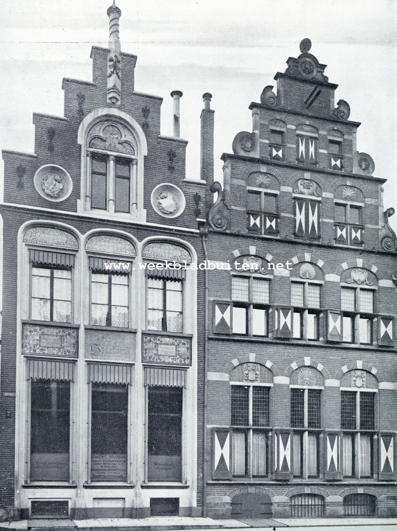 DE GEMEENTESPAARBANK TE DEVENTER LINKS OUDE GEVEL. RECHTS IN HOLLANDSCHEN RENAISSANCESTIJL OPGETROKKEN NIEUWE GEVEL
