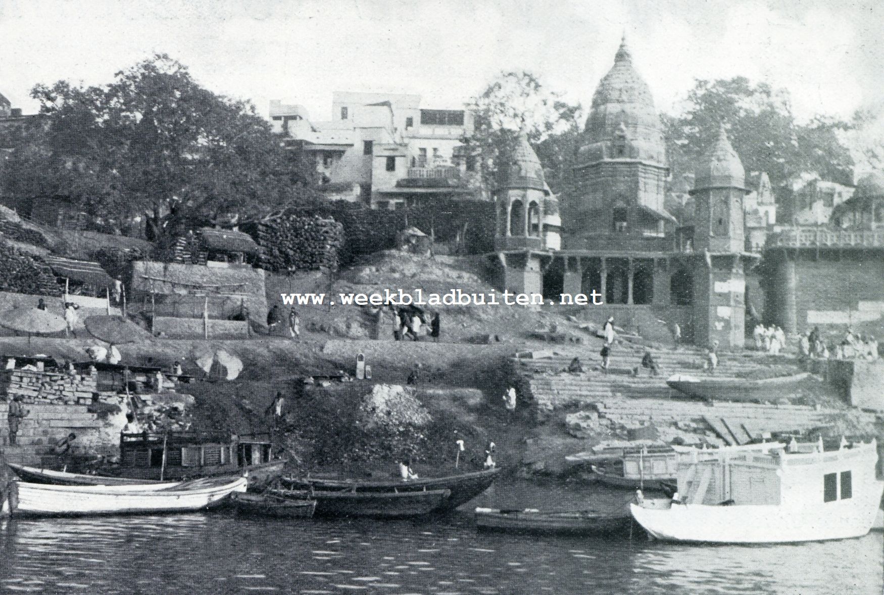 DROOM EN WEZEN. VOOR-INDI. AAN DE GANGES TE BENARES. BREEDE TRAPPEN VOEREN VAN DE 