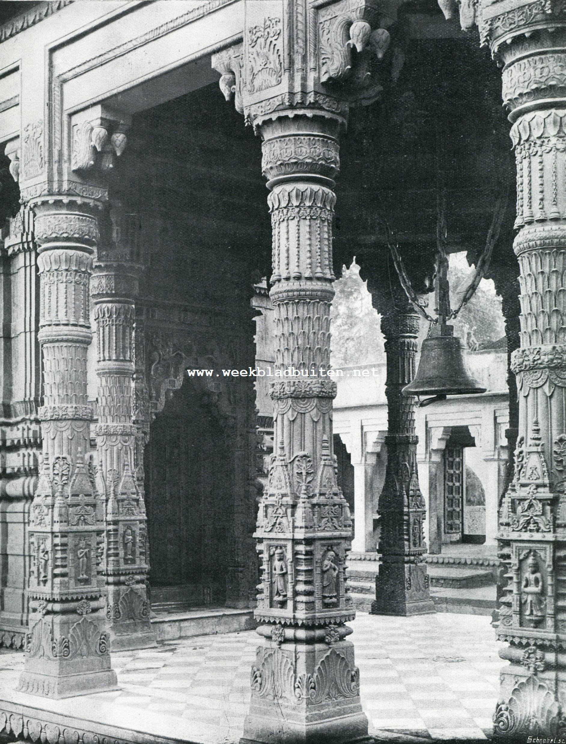 TEMPEL TE BENARES, AAN GOD DOERGA GEWIJD EN DOOR APEN BEWAAKT