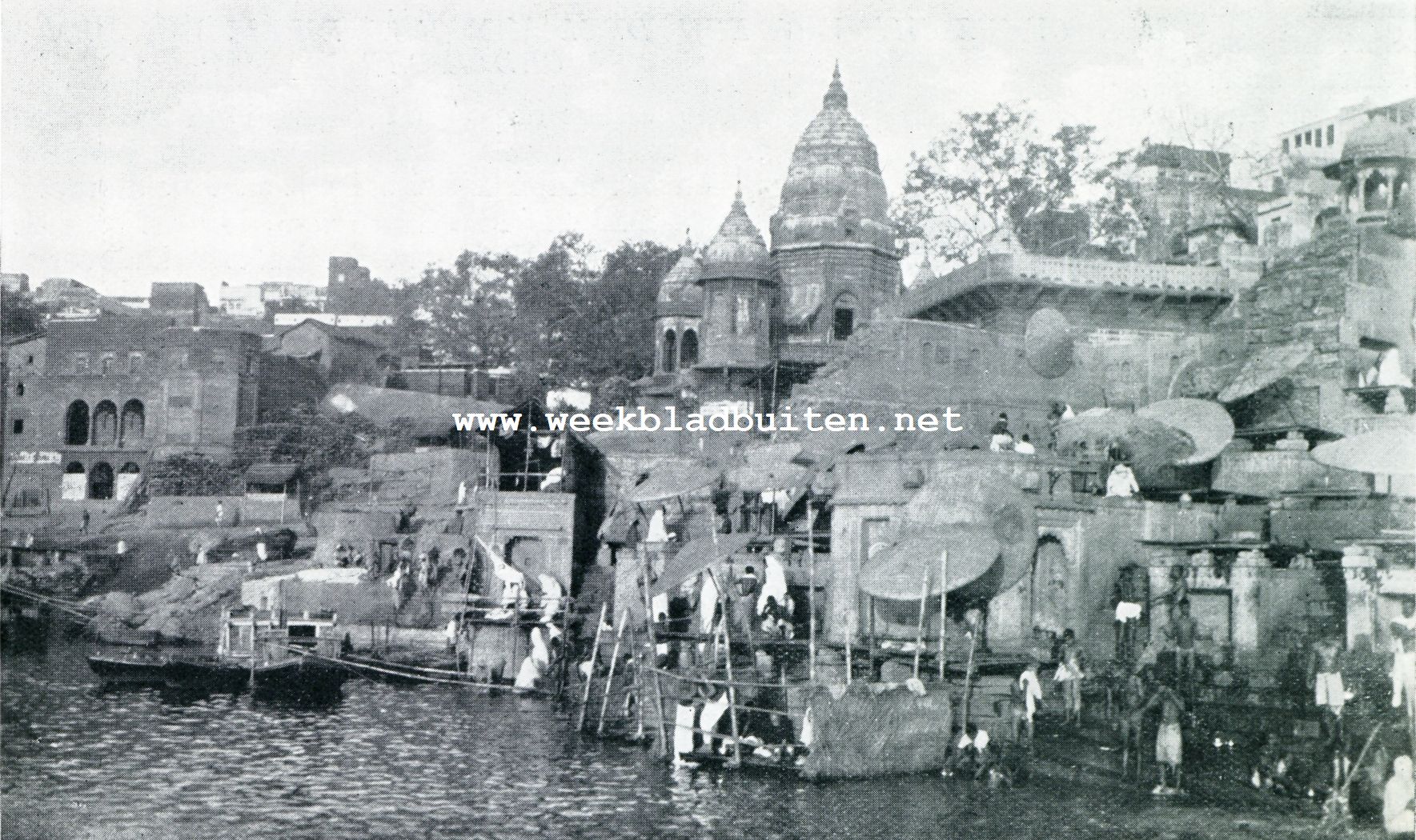 AAN DE GANGES TE BENARES. OP VLONDERTJES AAN DEN WATERKANT, OP DEN OEVER ZELVE, ZOEKEN DE PELGRIMS BESCHUTTING TEGEN DE ZON ONDER GEWELDIGE PAJONGS