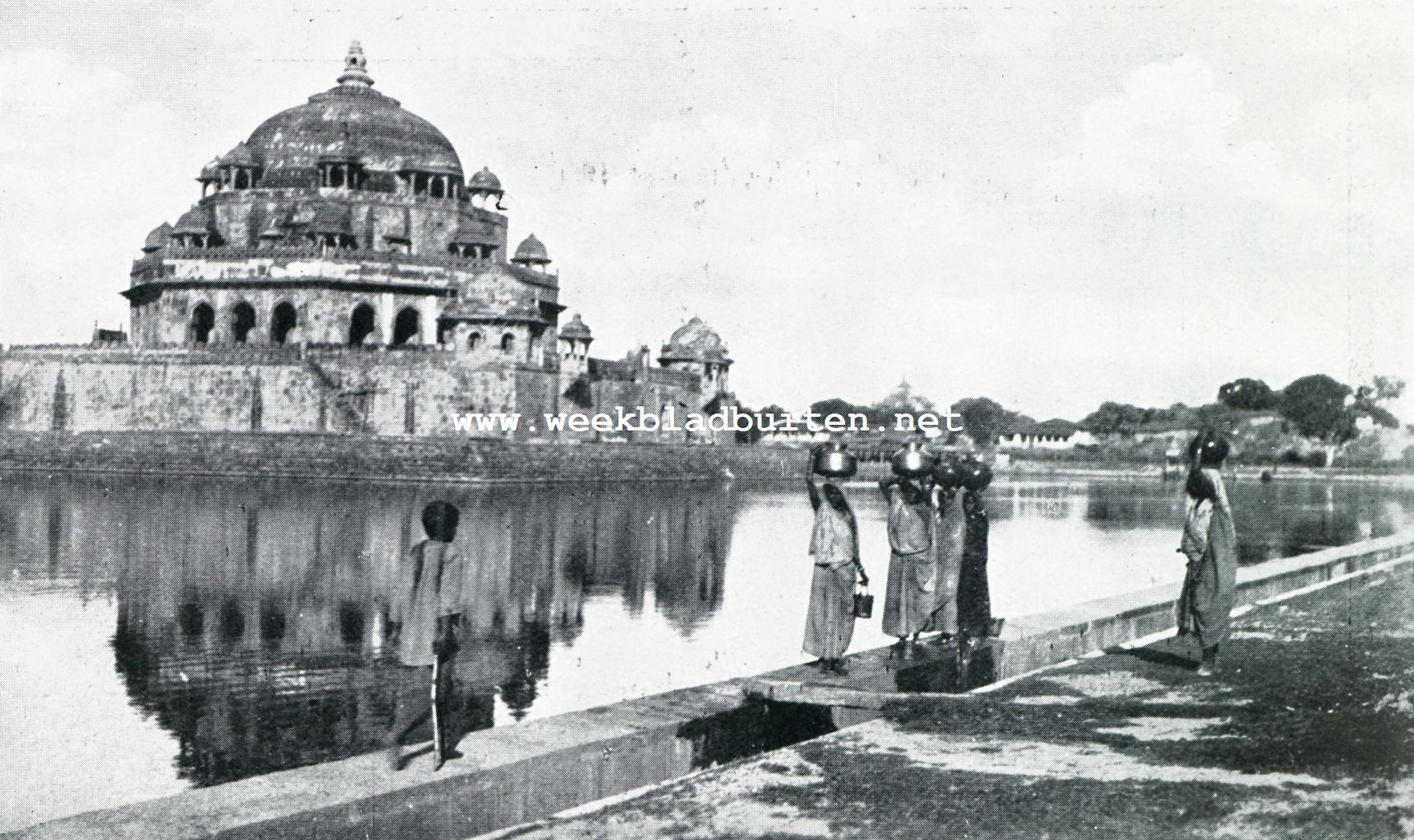 HET MAUSOLEUM TE SASSARAM IN BEHAR, WAAR SHER SHA, DE MOGUL, BEGRAVEN IS. DIT MAUSOLEUM LIGT IN EEN KUNSTMATIGEN VIJVER. WAARUIT DE VROUWEN UIT DEN OMTREK IN KOPEREN LOTHAS WATER HALEN