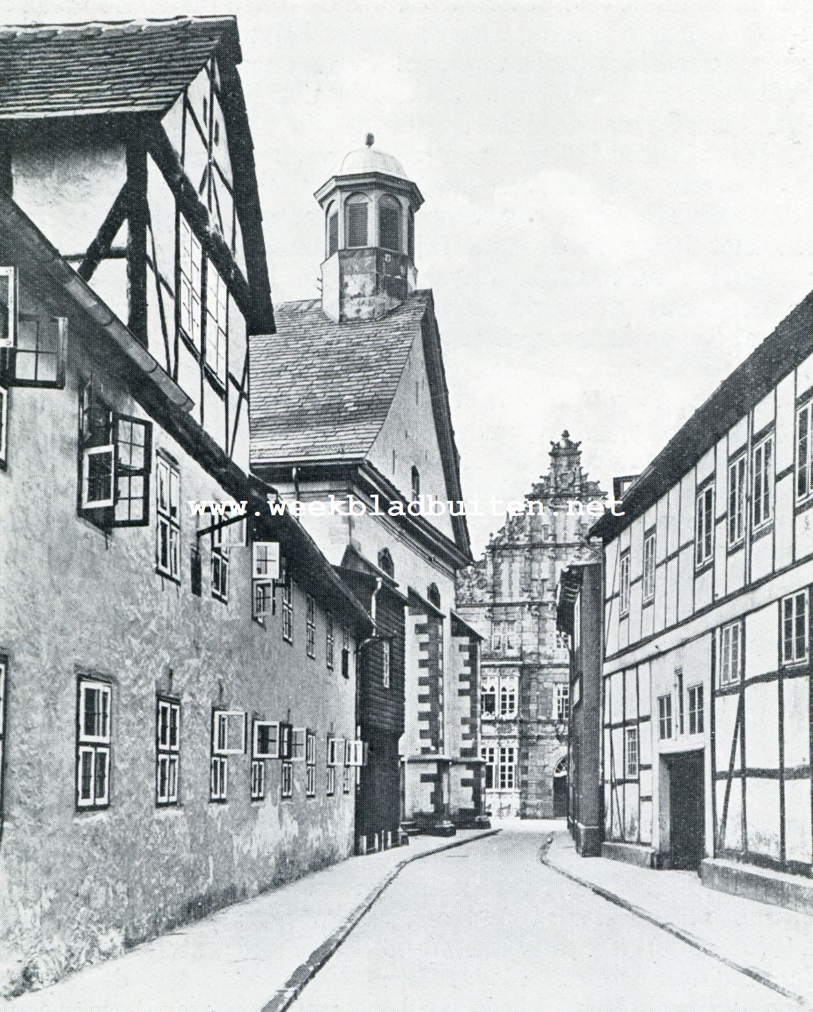 HAMELN. HEILIGE GEESTSTRASSE MET KIJKJE OP HET RATTENVANGERSHUIS