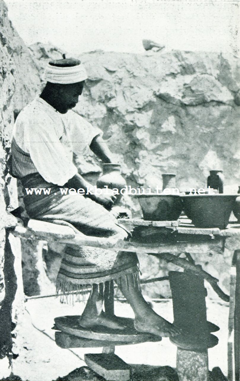 De Pottenbakkerij in Tunis. TUNESISCHE POTTENBAKKER AAN HET DRAAIEN OP ZIJN SCHIJF