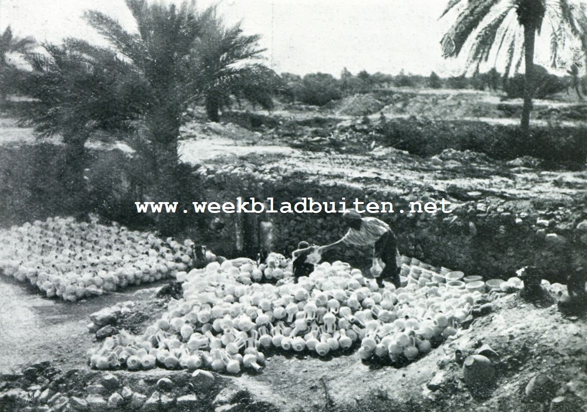 De Pottenbakkerij in Tunis. EEN VOORRAAD WATERKRUIKEN