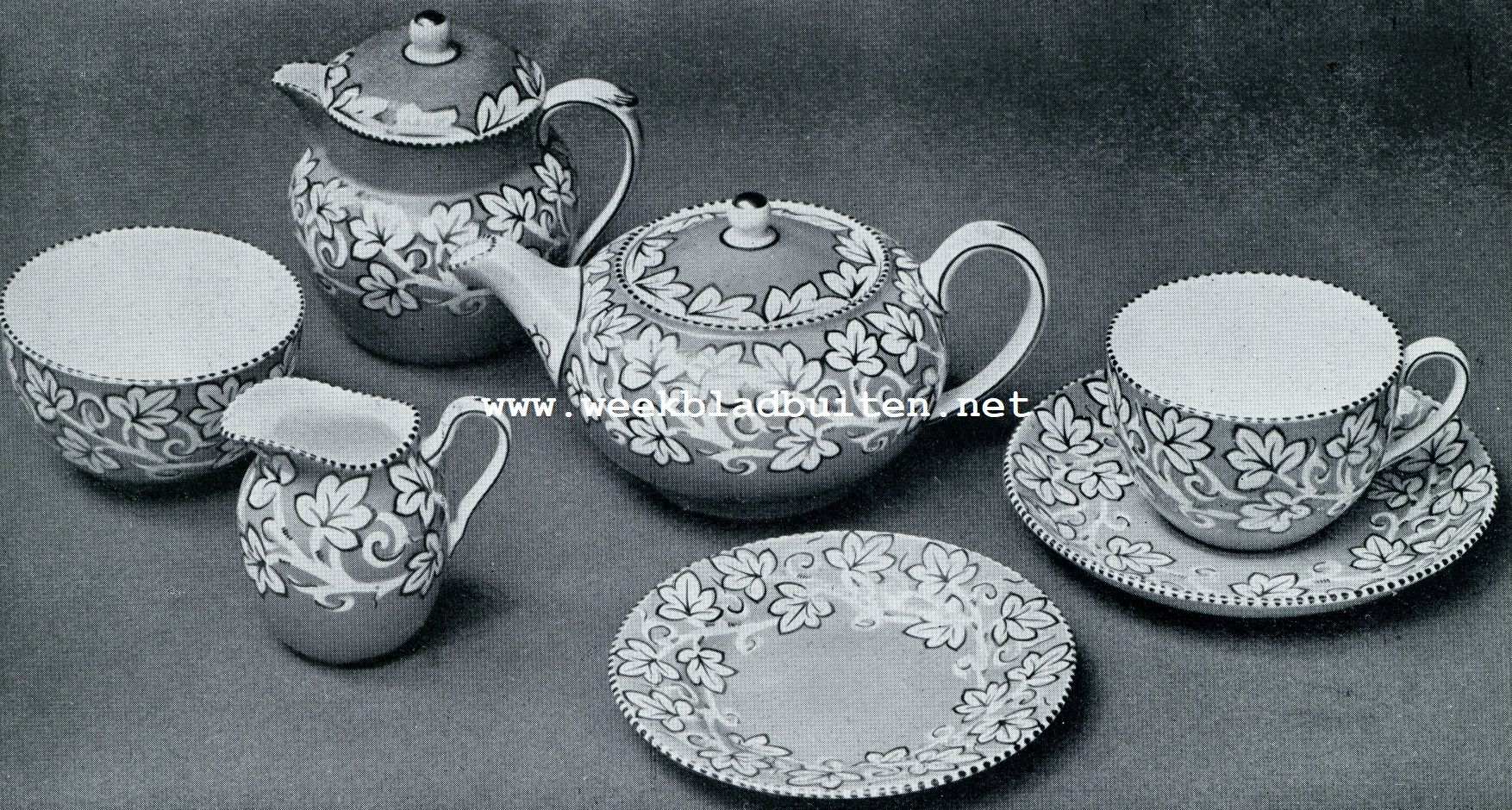 Wedgwood ware. Modern uitgevoerd servies, uitgevoerd in Rose du Barri. De witte bladeren zijn goud-omlijnd