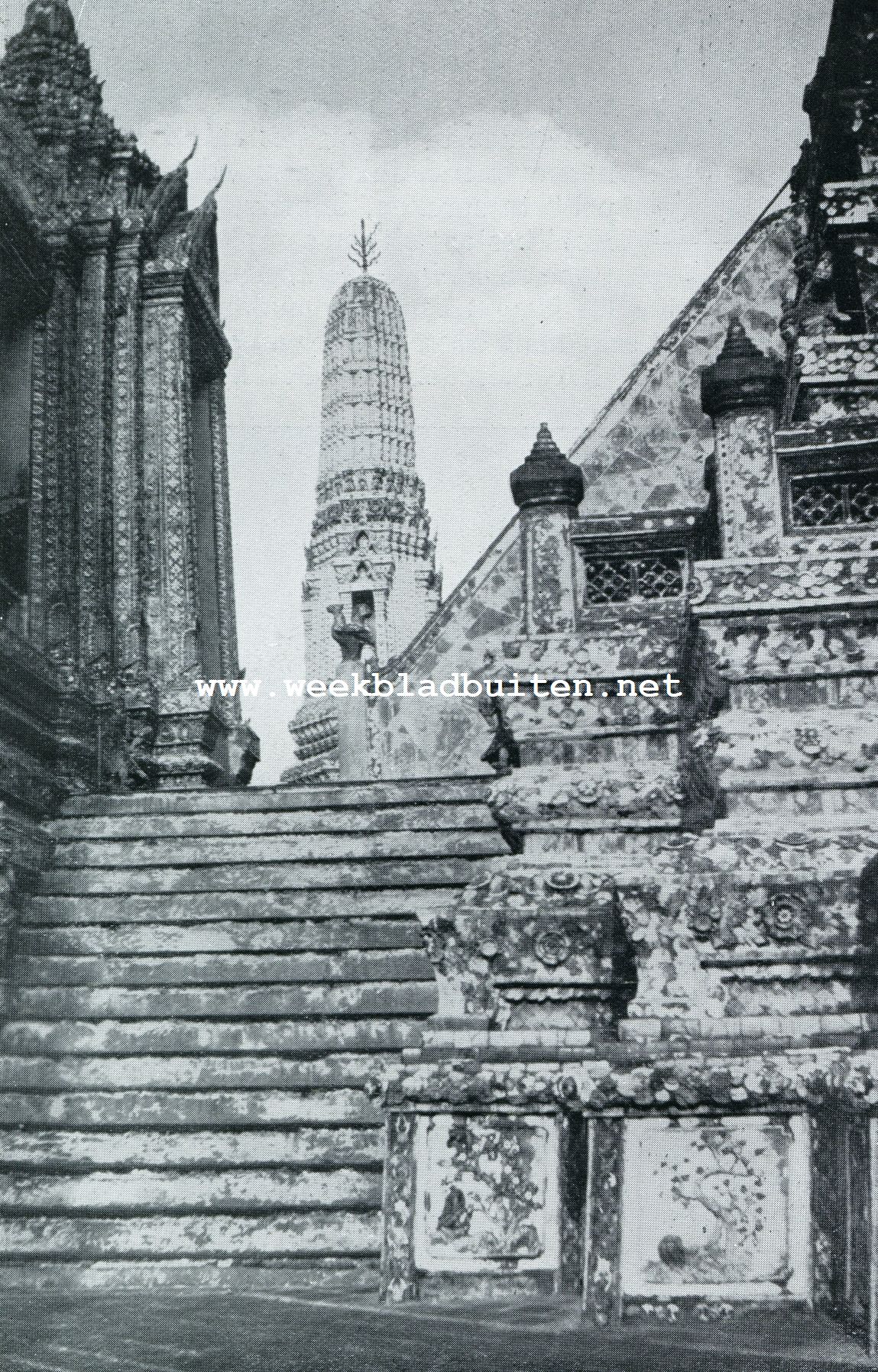Bangkok. Tempeltrap met op den achtergrond een fraai 