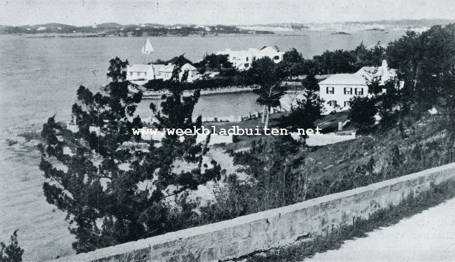 Bermuda. Uitzicht over met ceders bedekte heuvelen en haven. In de verte Hamilton, de hoofdstad der eilanden