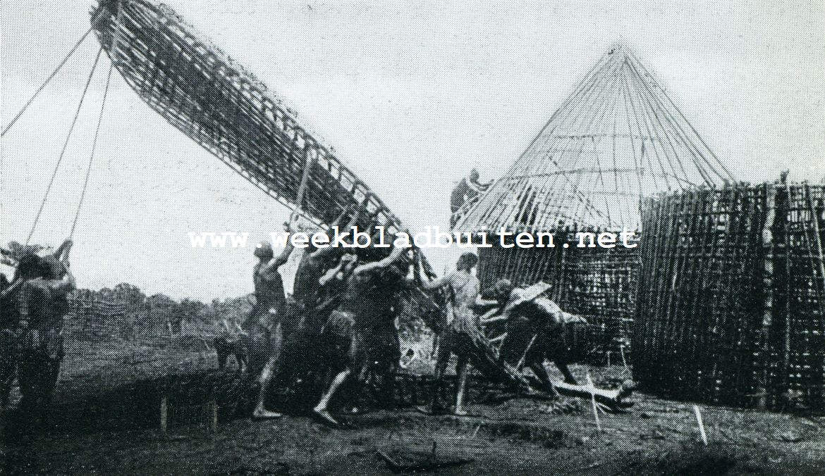 Een reis door Kameroen. Huisbouw in het grasland