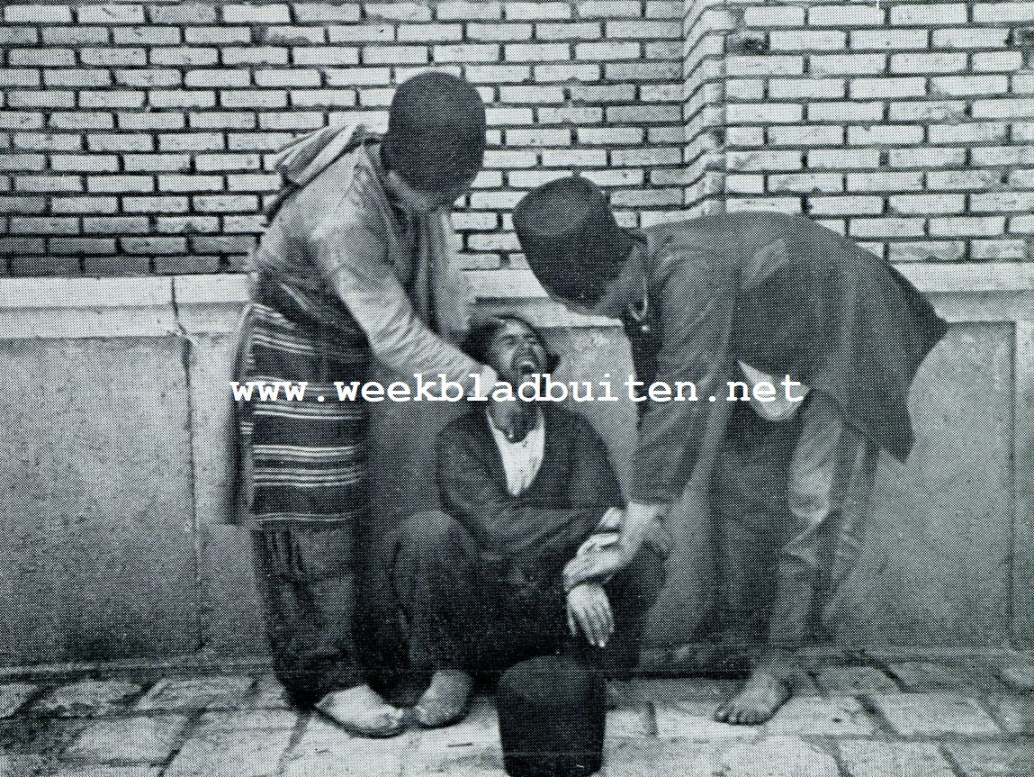 In een Perzische stad. De barbier-tandarts