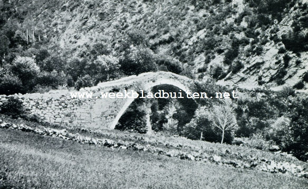 In Andorra, de kleinste staat ter wereld. Oude boogbrug
