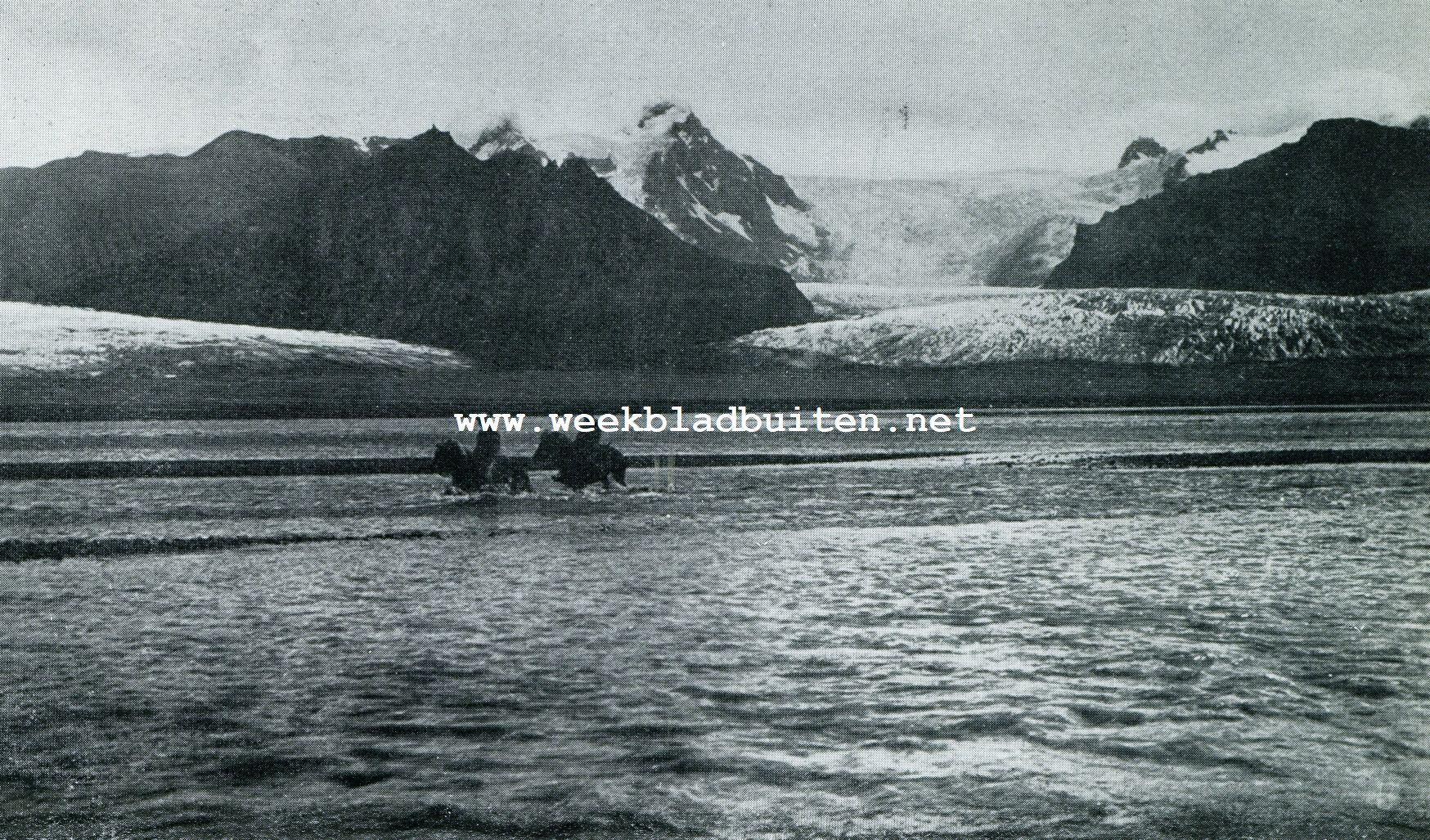 Skuggi. Het doorwaden van de Skeidar; op den achtergrond een deel van Ijslands's grootsten gletsjer, de Valmajkull