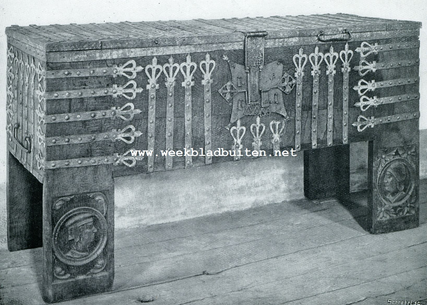 Naar den Cannenborg. Antieke kist