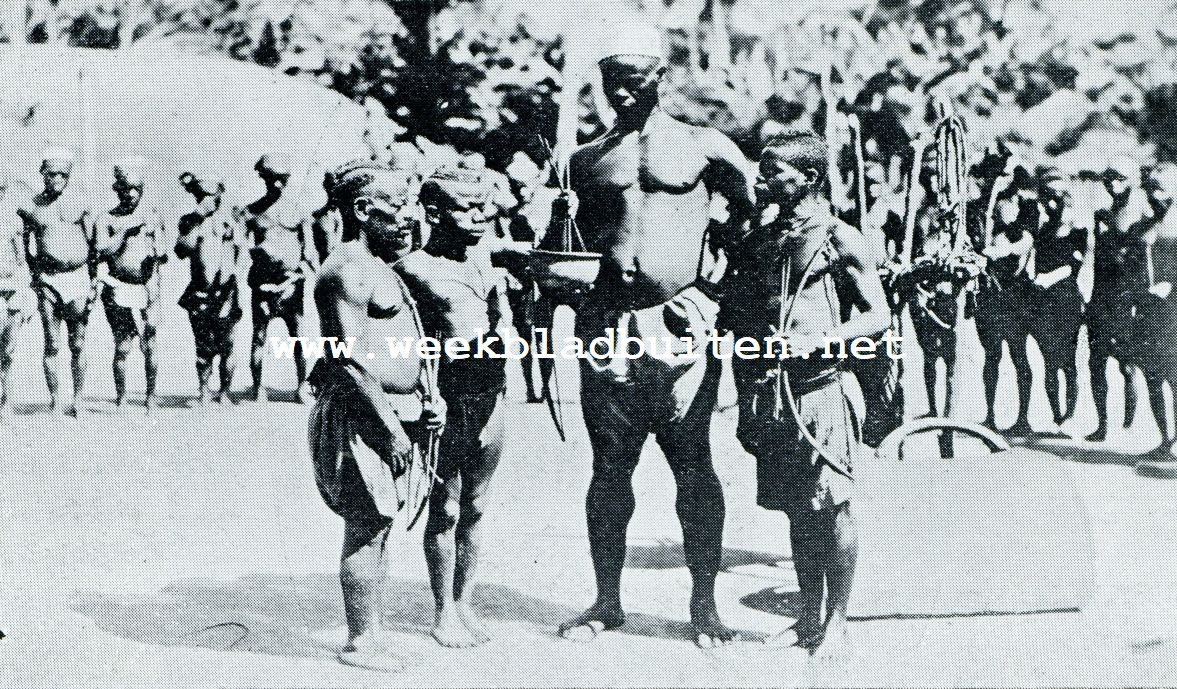 In het Land der Pygmeen. Een stam in Midden-Afrika, welks leden ternauwernood een meter lang zijn