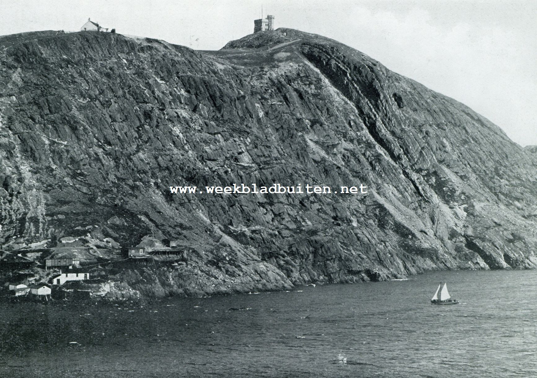 New Foundland. Ingang tot de haven van St. Johns, noordzijde der Narrows, Signal Hill en Cabot Tower