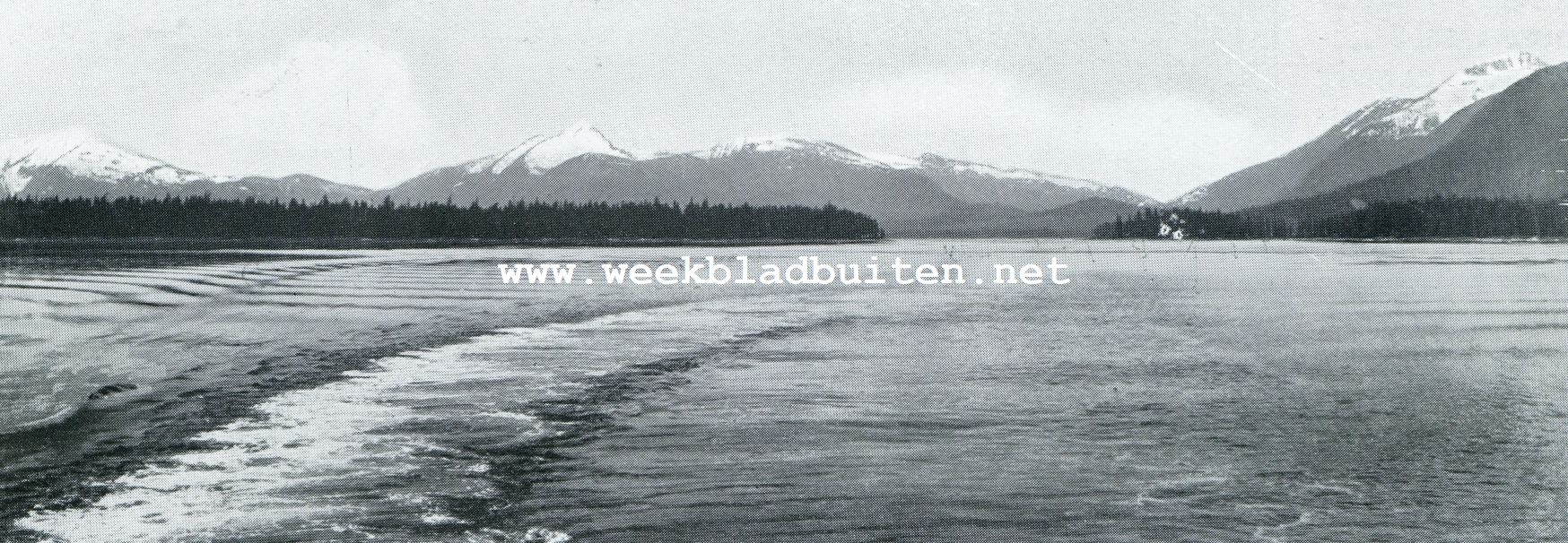 Alaska. Het zog van het schip in de Wrangell Narrows