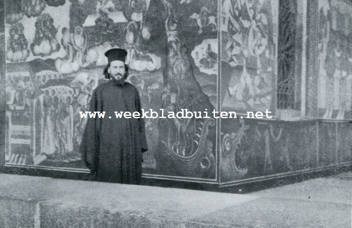 Het Rila-klooster in Bulgarije. Priester voor de fraai beschilderde wand der kapel