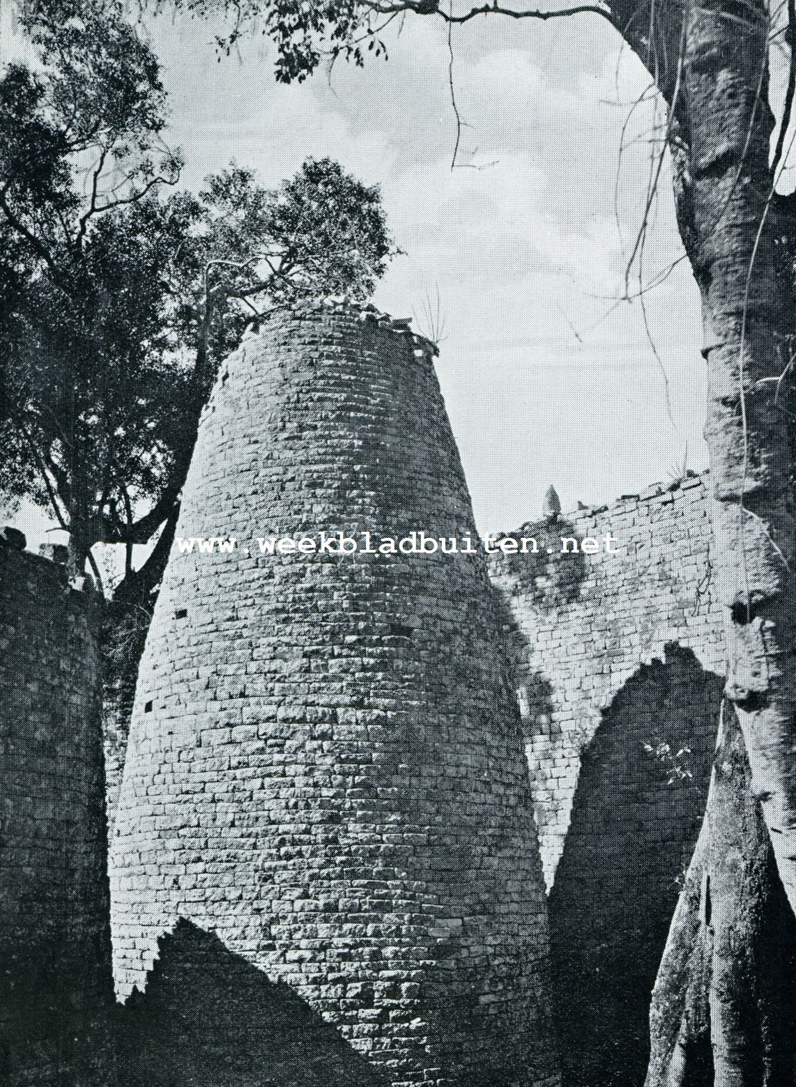 De raadselen en het wonder van Zuid-Rhodesia. De kegelvormige toren in den elliptischen tempel te Zimbabwe