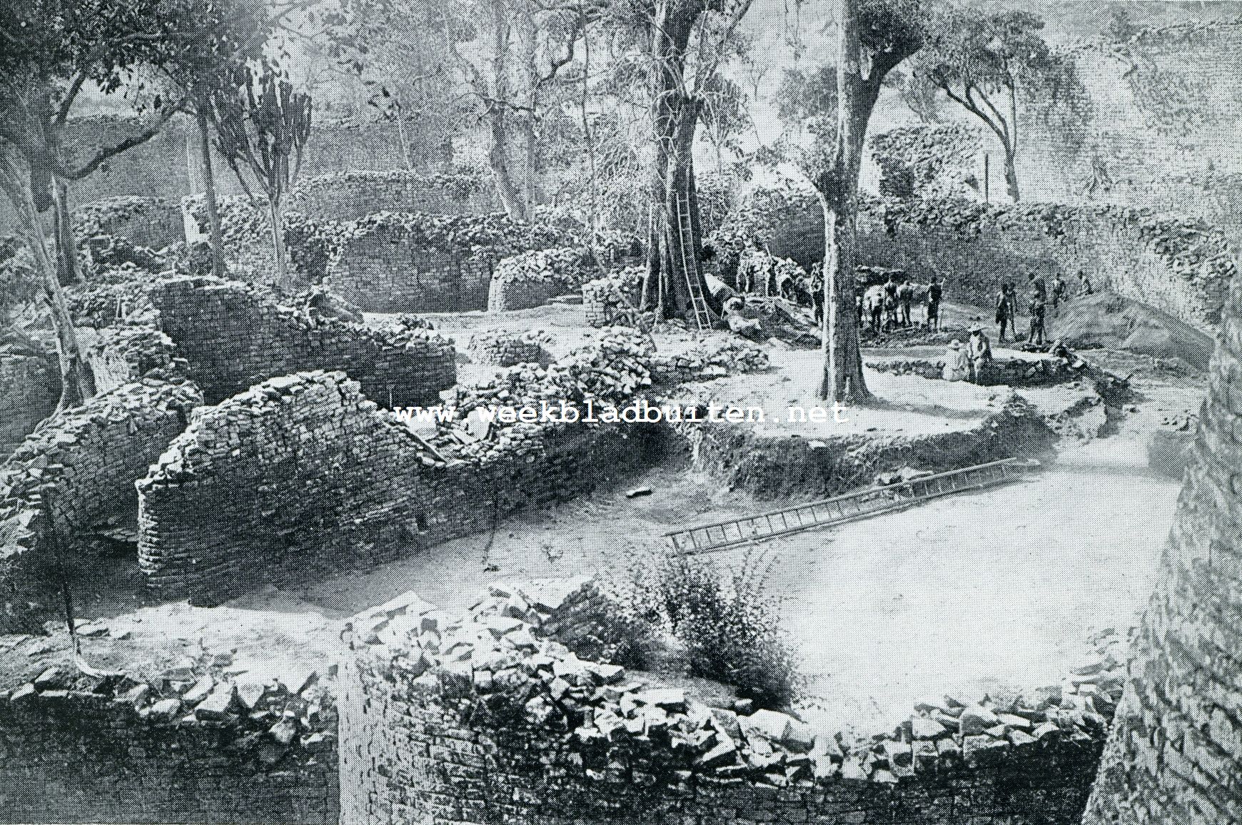 De raadselen en het wonder van Zuid-Rhodesia. In den elliptischen tempel te Zimbabwe