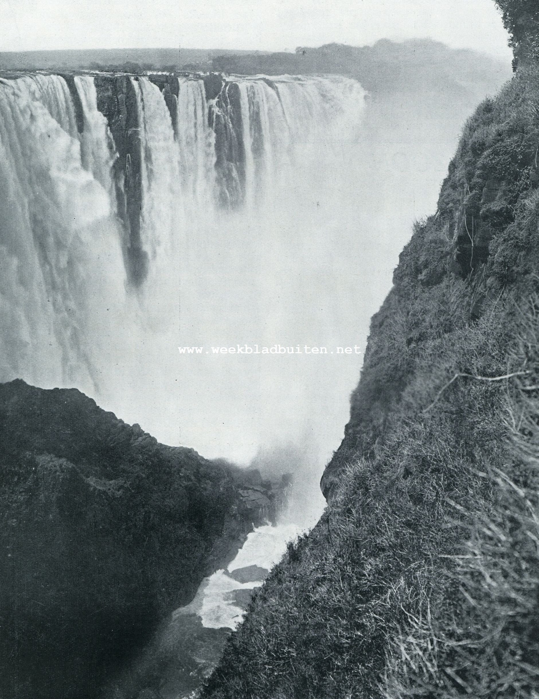 De Victoria-watervallen in Zuid-Rhodesia met de kloof beneden de vallen