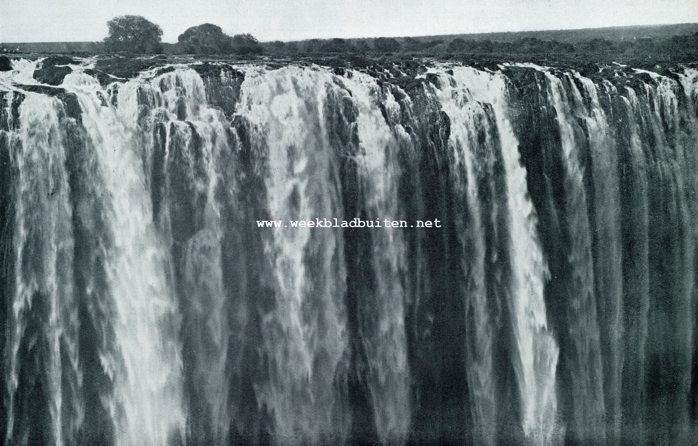 De raadselen en het wonder van Zuid-Rhodesia. De Victoria-watervallen in Zuid-Rhodesia. De Main Falls van Rain Forest uit gezien
