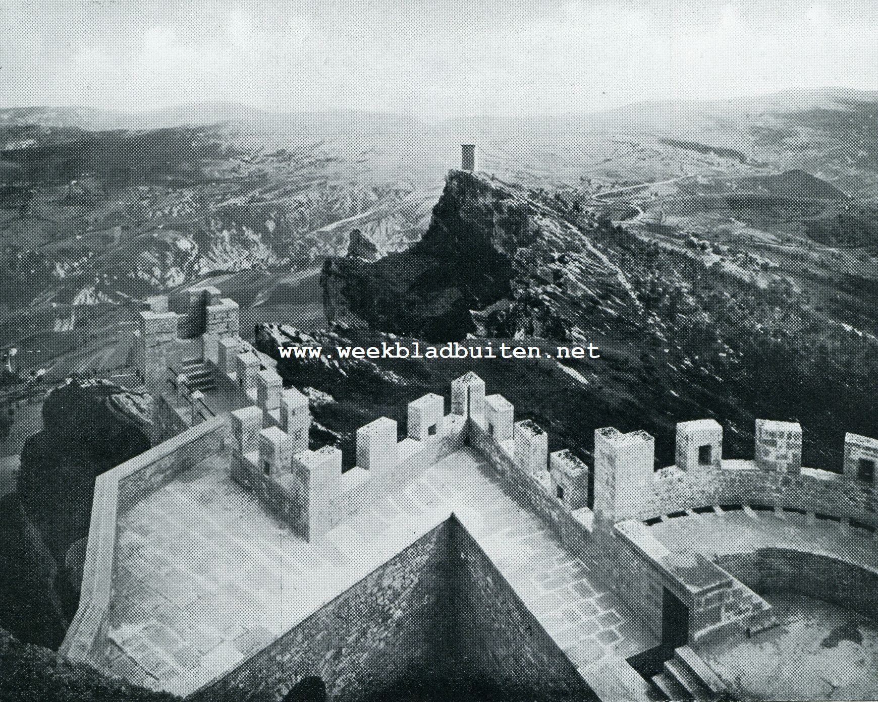 Binnen de landsgrenzen van een van Europa's kleinste staten. San Marino. Gezicht op den rots